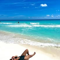 Turista disfrutando de la playa