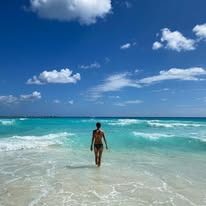 Persona entrando al mar Caribe