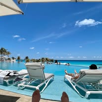 Alberca infinita frente al mar