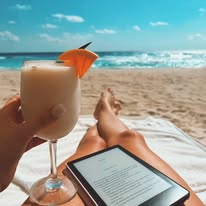 Relajándose con bebida frente al mar